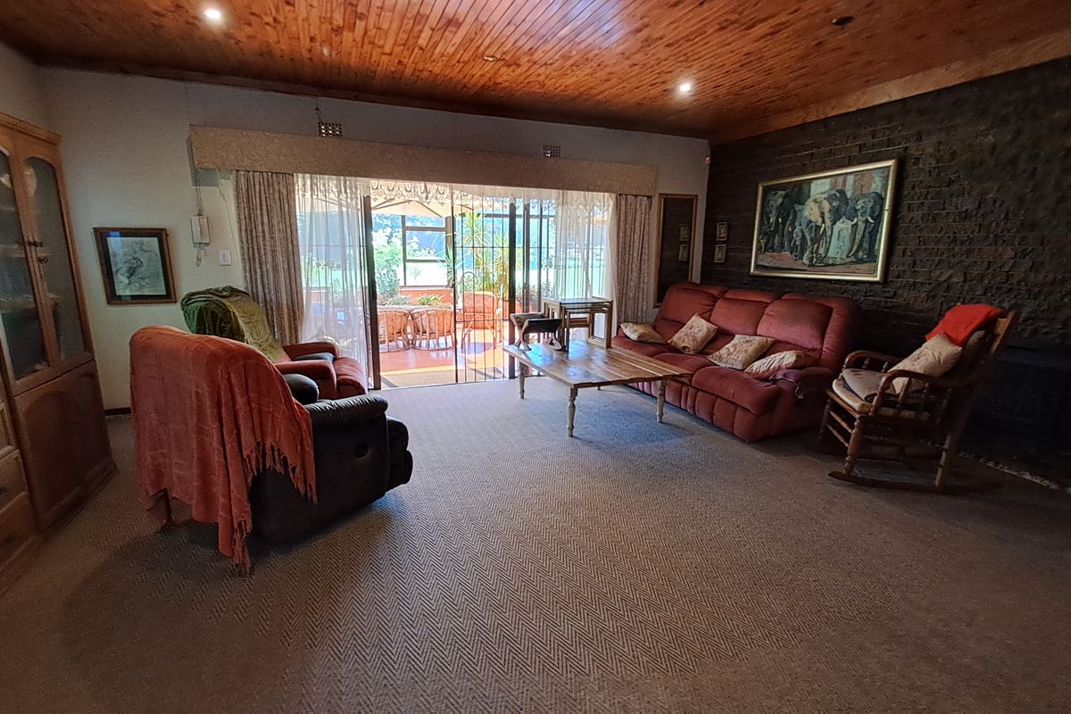 Unique Multi-Property Opportunity – 2 Houses, Veterinary Facility & Vacant Stand & 2 Flatlets - Photo 4