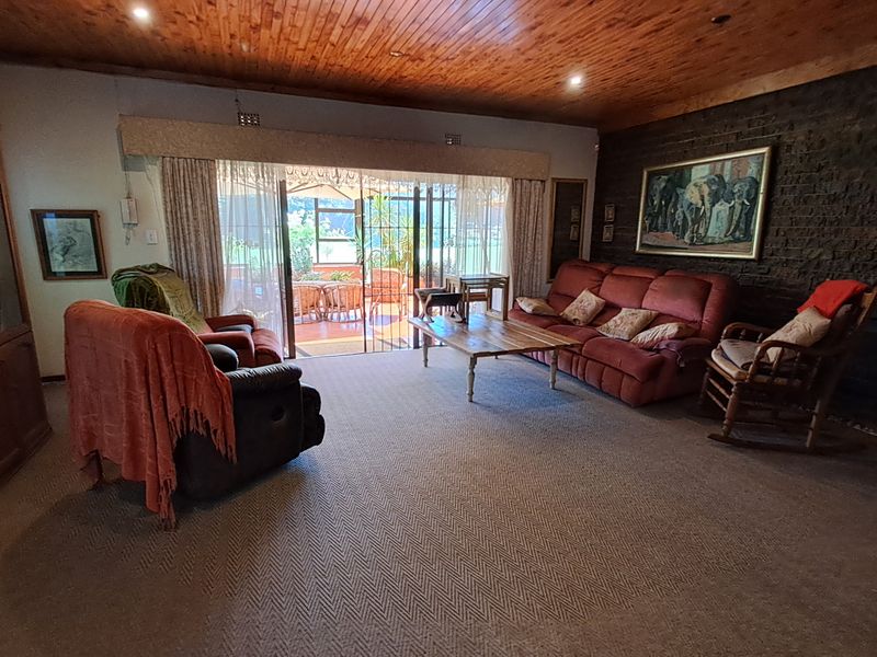 Unique Multi-Property Opportunity – 2 Houses, Veterinary Facility & Vacant Stand & 2 Flatlets - Photo 4