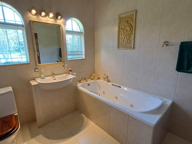 Unique Multi-Property Opportunity – 2 Houses, Veterinary Facility & Vacant Stand & 2 Flatlets - Photo 6