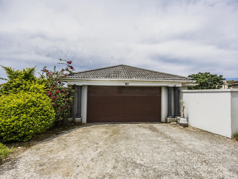 Bright and  Stylish Family Home  5 Bedroom, 4 Bathroom 2 garage - Photo 4