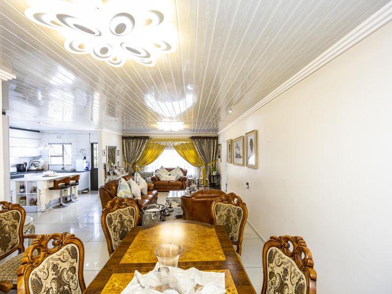 Bright and  Stylish Family Home  5 Bedroom, 4 Bathroom 2 garage - Photo 10