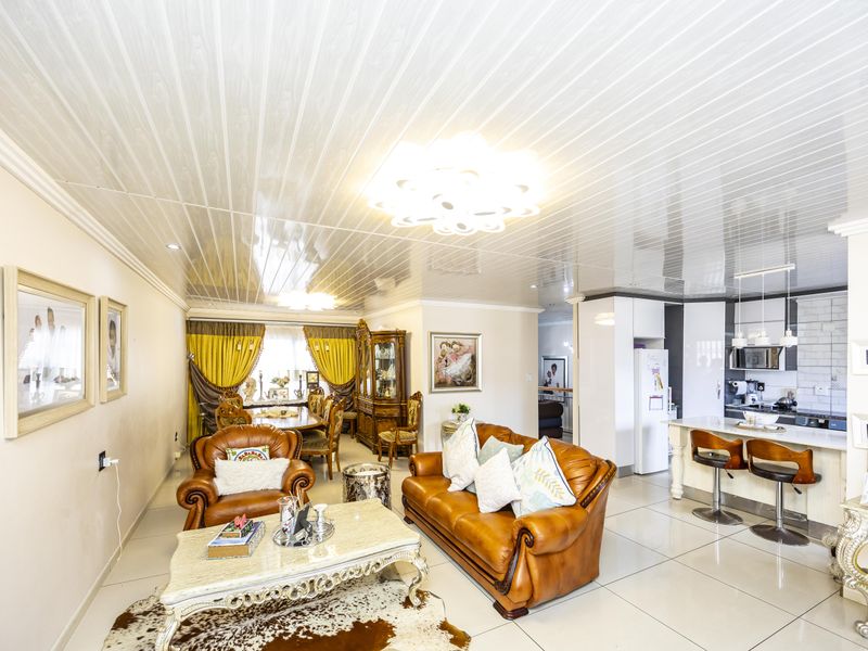 Bright and  Stylish Family Home  5 Bedroom, 4 Bathroom 2 garage - Photo 9