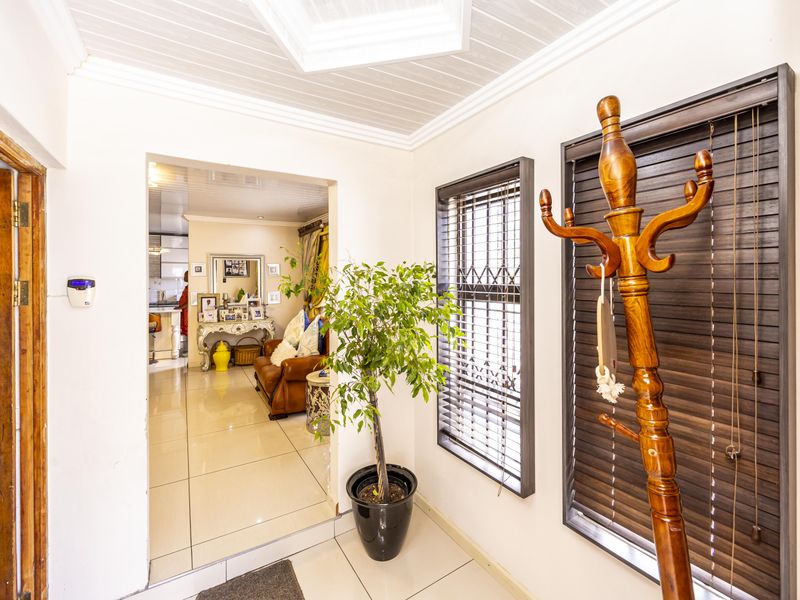 Bright and  Stylish Family Home  5 Bedroom, 4 Bathroom 2 garage - Photo 7