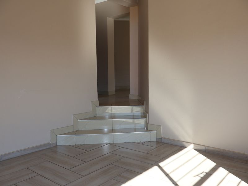 Modern Townhouse to Let - Photo 4