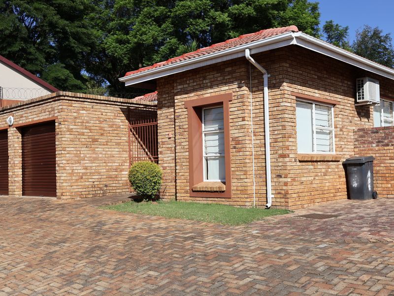 Modern Townhouse to Let - Photo 2