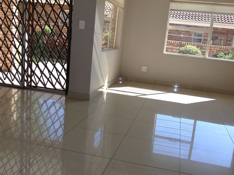 Modern Townhouse to Let - Photo 10