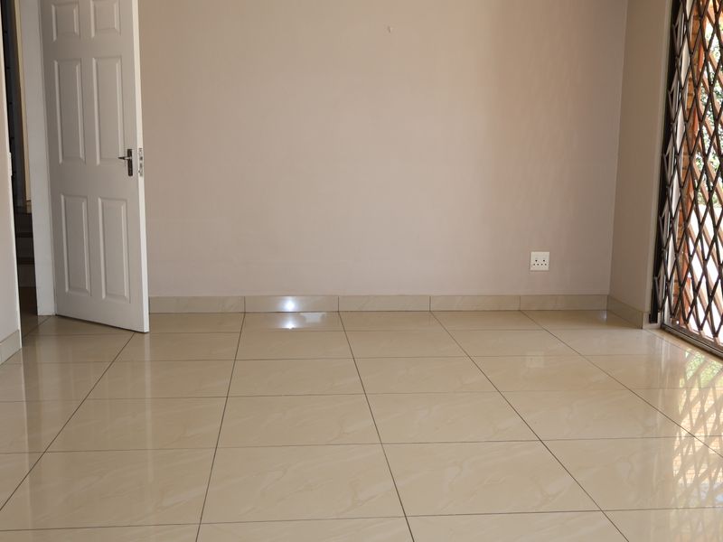 Modern Townhouse to Let - Photo 9