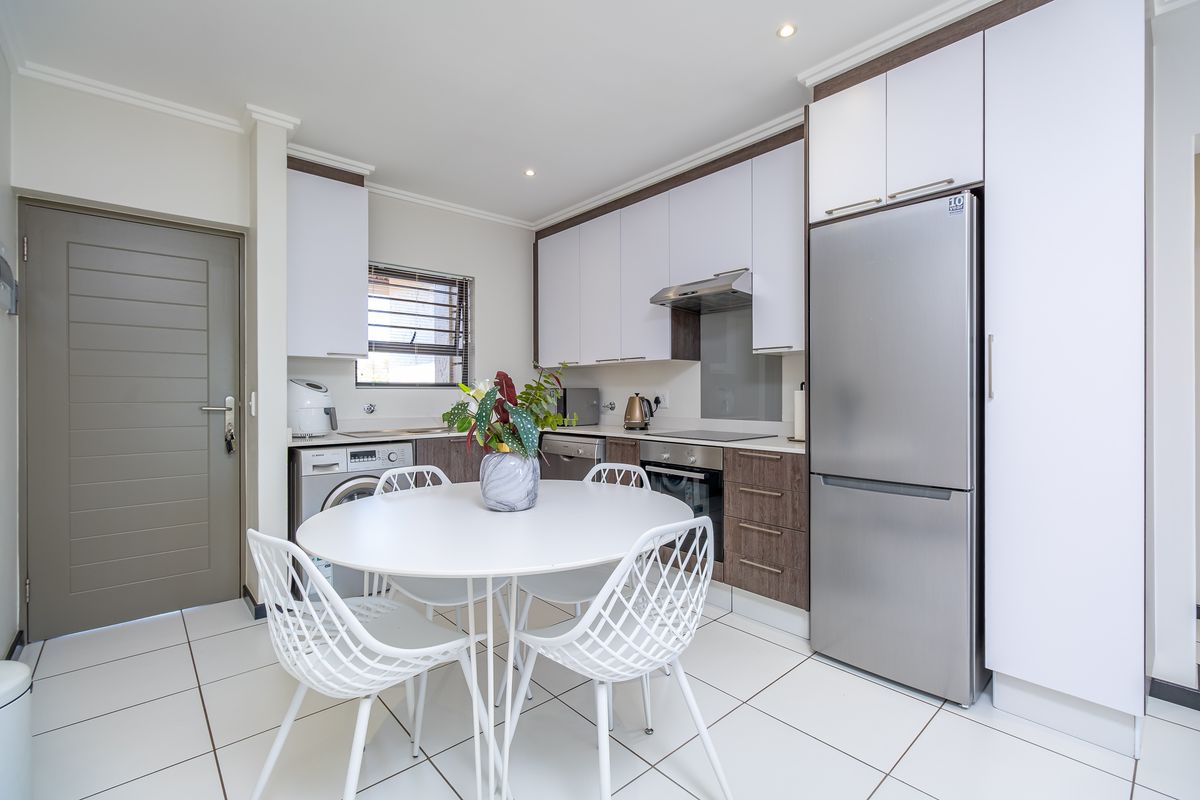 Move-In Ready, Modern, and Perfectly Positioned - Photo 2