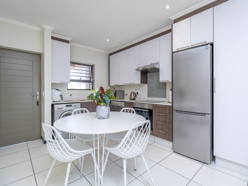 Move-In Ready, Modern, and Perfectly Positioned - Photo 2