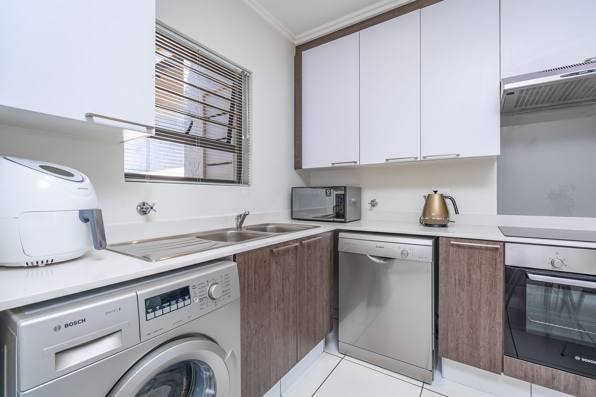 Move-In Ready, Modern, and Perfectly Positioned - Photo 4