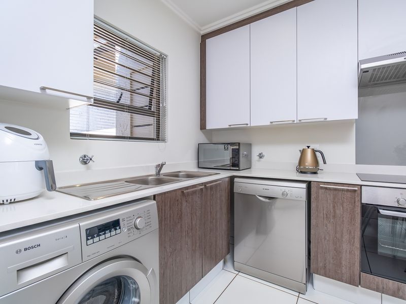 Move-In Ready, Modern, and Perfectly Positioned - Photo 4