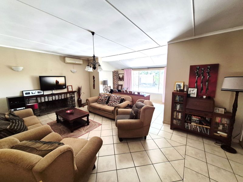 A home with two flatlets in Scottsville close to DUT - Photo 4