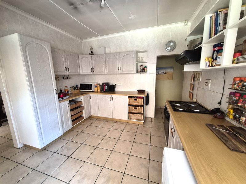 A home with two flatlets in Scottsville close to DUT - Photo 8