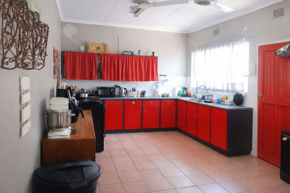 Exceptional Family Home with Income-Generating Flatlet - Photo 4