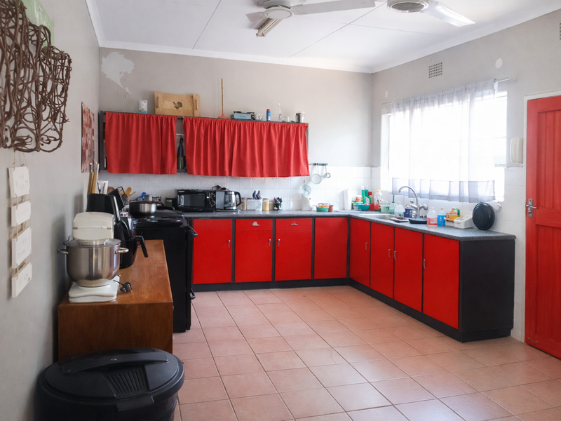 Exceptional Family Home with Income-Generating Flatlet - Photo 4