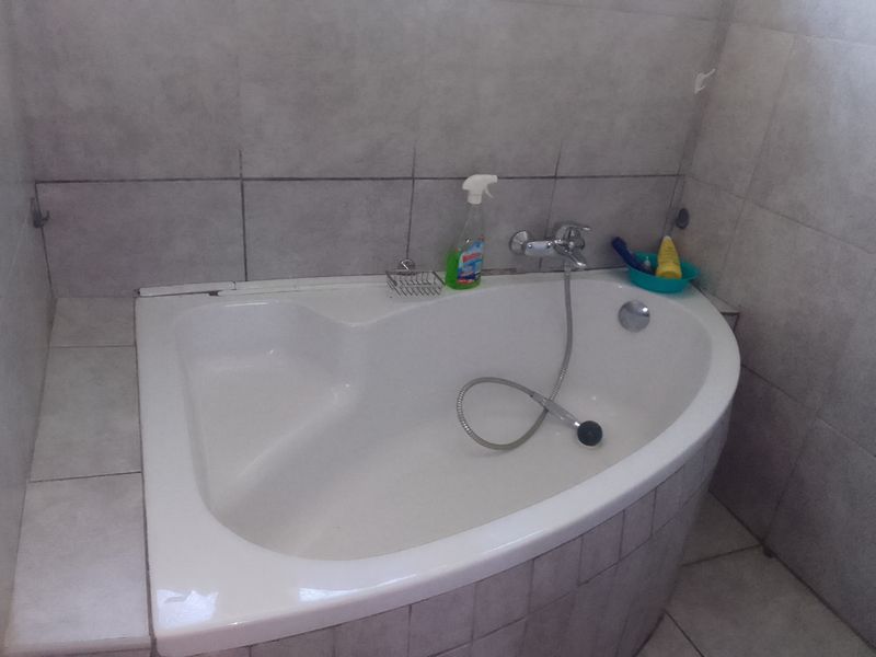 Exceptional Family Home with Income-Generating Flatlet - Photo 9