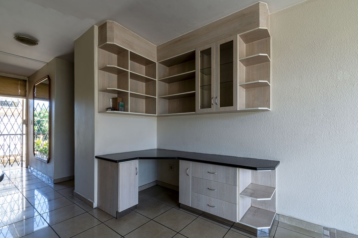 Stunning 2 Bed First Floor Apartment Near CSIR. - Photo 3