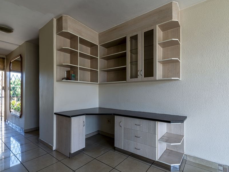 Stunning 2 Bed First Floor Apartment Near CSIR. - Photo 3