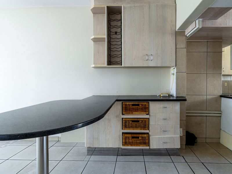 Stunning 2 Bed First Floor Apartment Near CSIR. - Photo 2