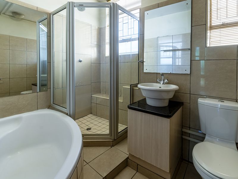 Stunning 2 Bed First Floor Apartment Near CSIR. - Photo 8