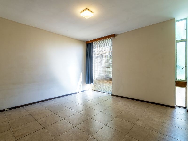 Stunning 2 Bed First Floor Apartment Near CSIR. - Photo 8