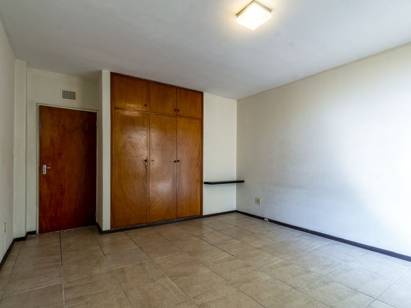 Stunning 2 Bed First Floor Apartment Near CSIR. - Photo 7