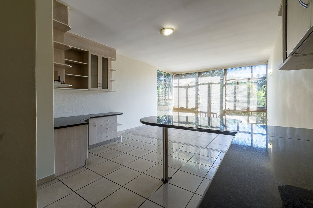 Stunning 2 Bed First Floor Apartment Near CSIR. - Photo 4