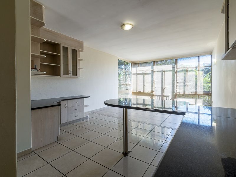 Stunning 2 Bed First Floor Apartment Near CSIR. - Photo 4