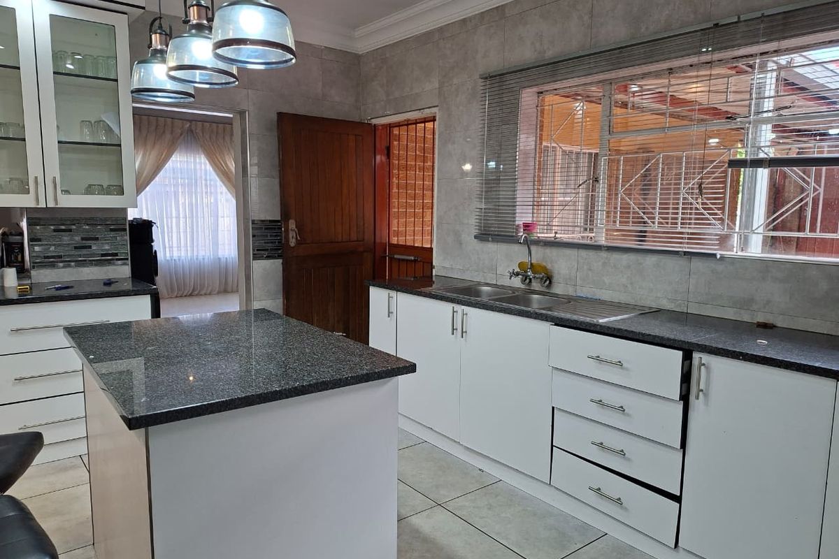 Spacious Family Home with Investment Potential - Photo 2