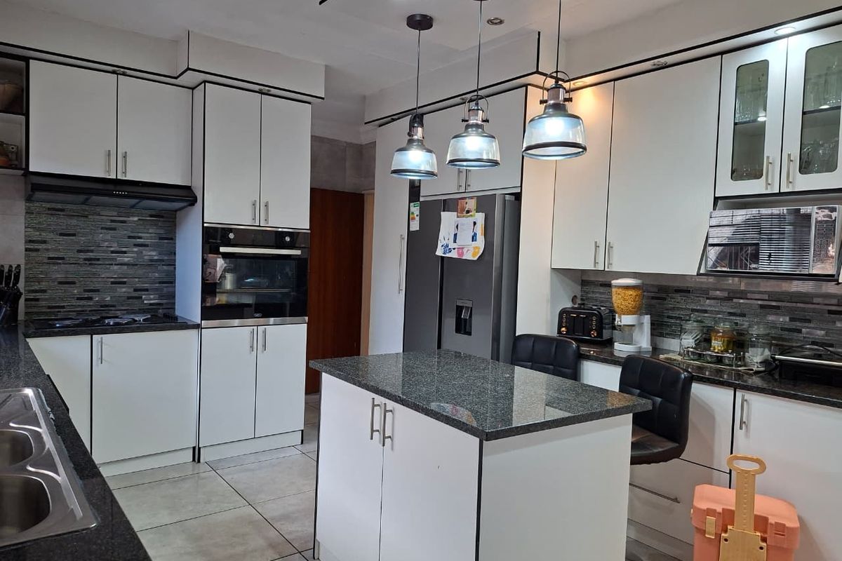 Spacious Family Home with Investment Potential - Photo 3