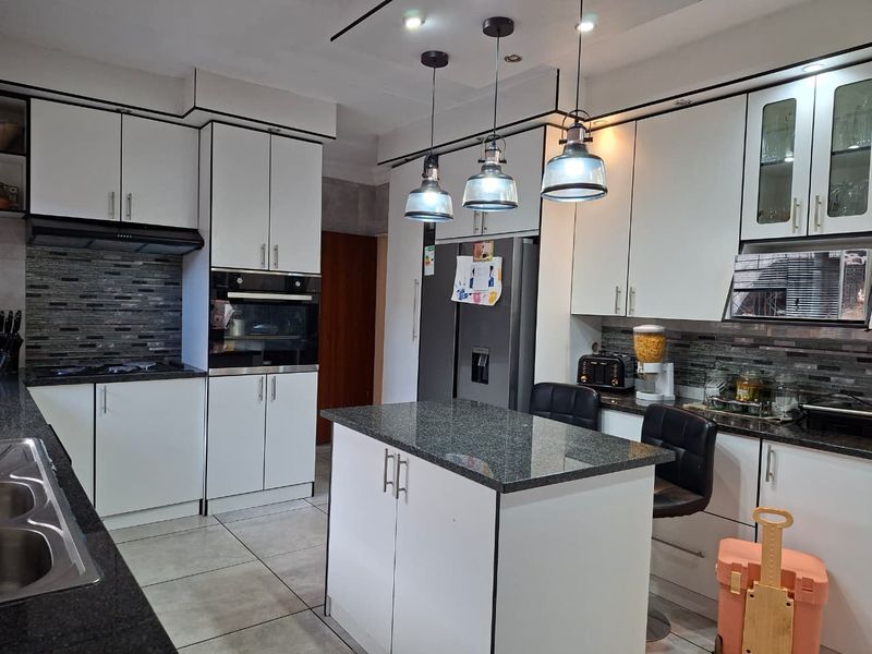 Spacious Family Home with Investment Potential - Photo 3