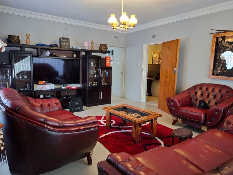 Spacious Family Home with Investment Potential - Photo 8