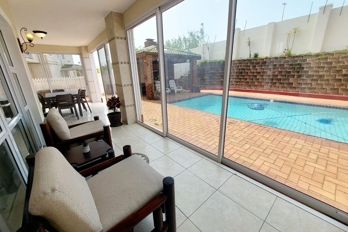 Luxurious Furnished Townhouse in a Prime Location - Photo 3