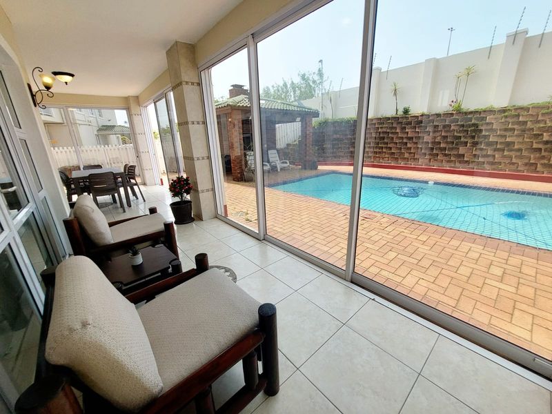 Luxurious Furnished Townhouse in a Prime Location - Photo 3