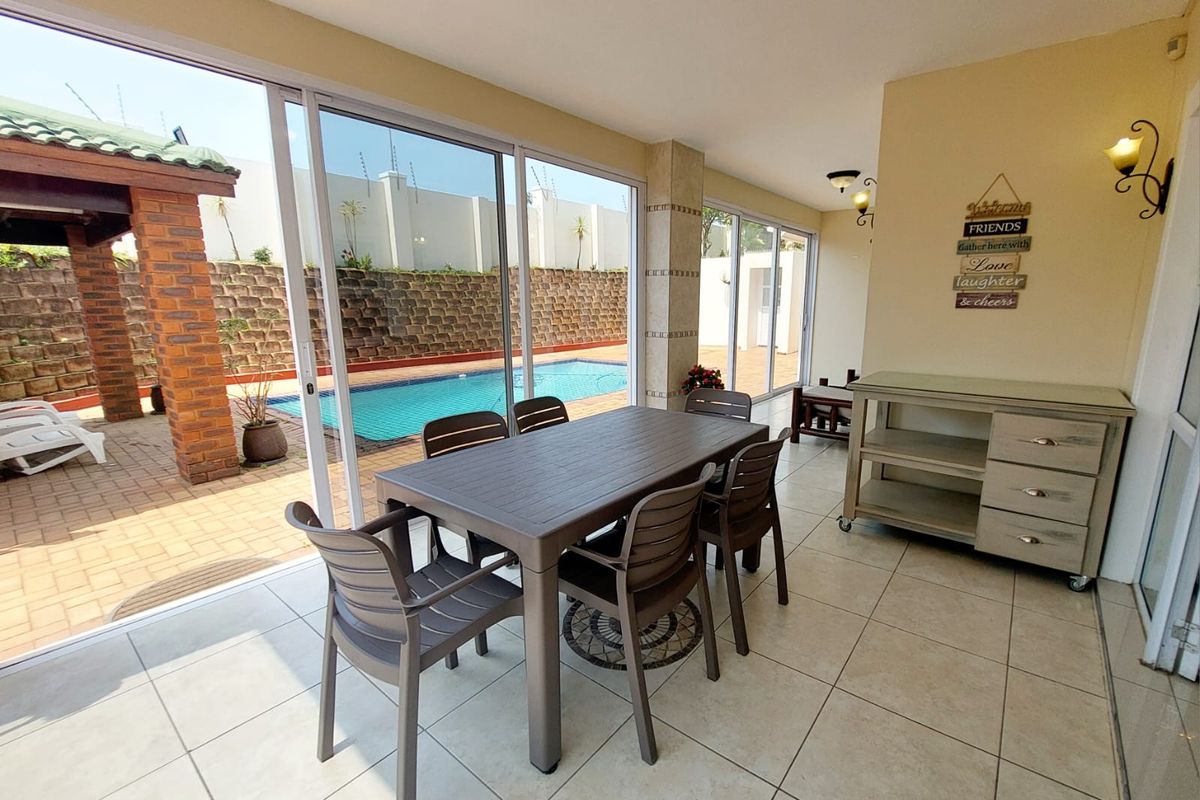 Luxurious Furnished Townhouse in a Prime Location - Photo 2