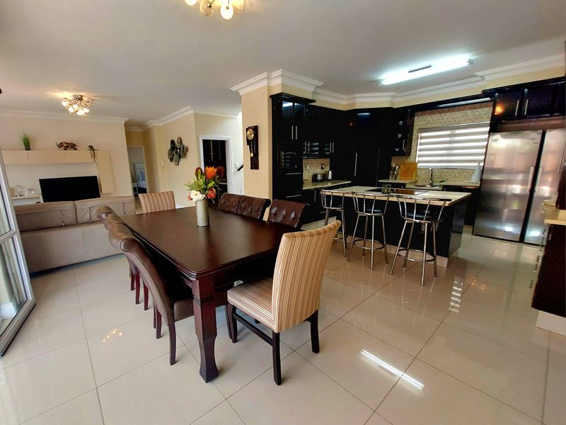 Luxurious Furnished Townhouse in a Prime Location - Photo 9
