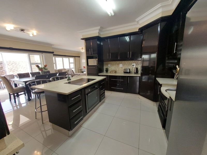 Luxurious Furnished Townhouse in a Prime Location - Photo 10