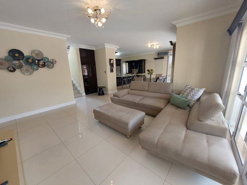 Luxurious Furnished Townhouse in a Prime Location - Photo 7