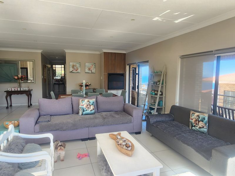 Versatile double-storey home with sea views and exceptional income potential. - Photo 9