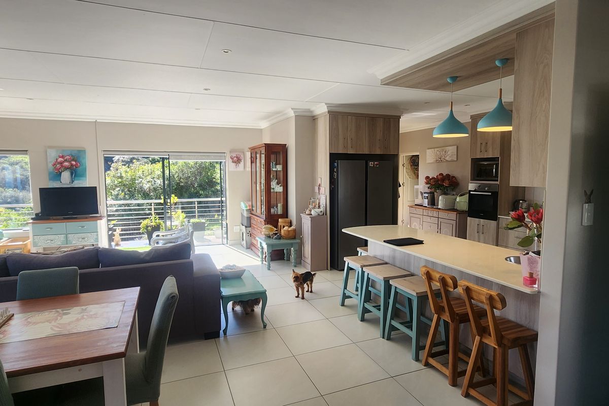 Versatile double-storey home with sea views and exceptional income potential. - Photo 5