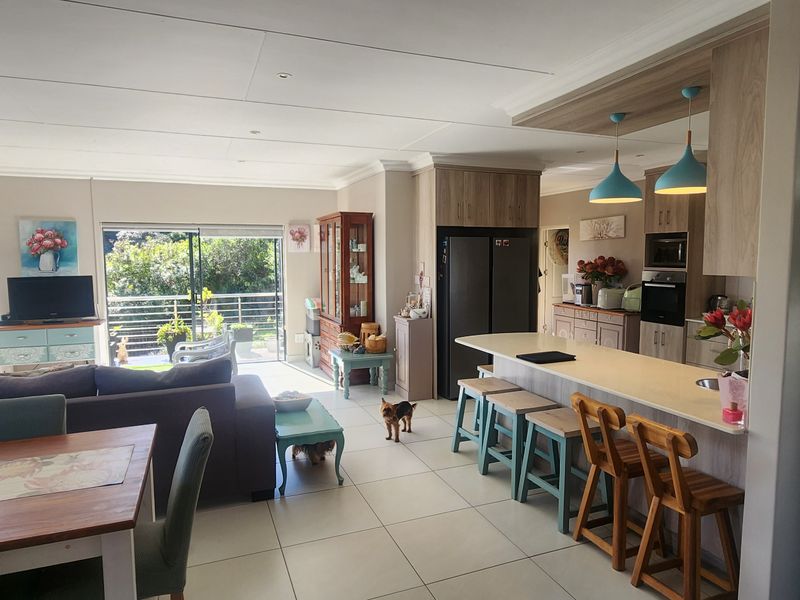 Versatile double-storey home with sea views and exceptional income potential. - Photo 5