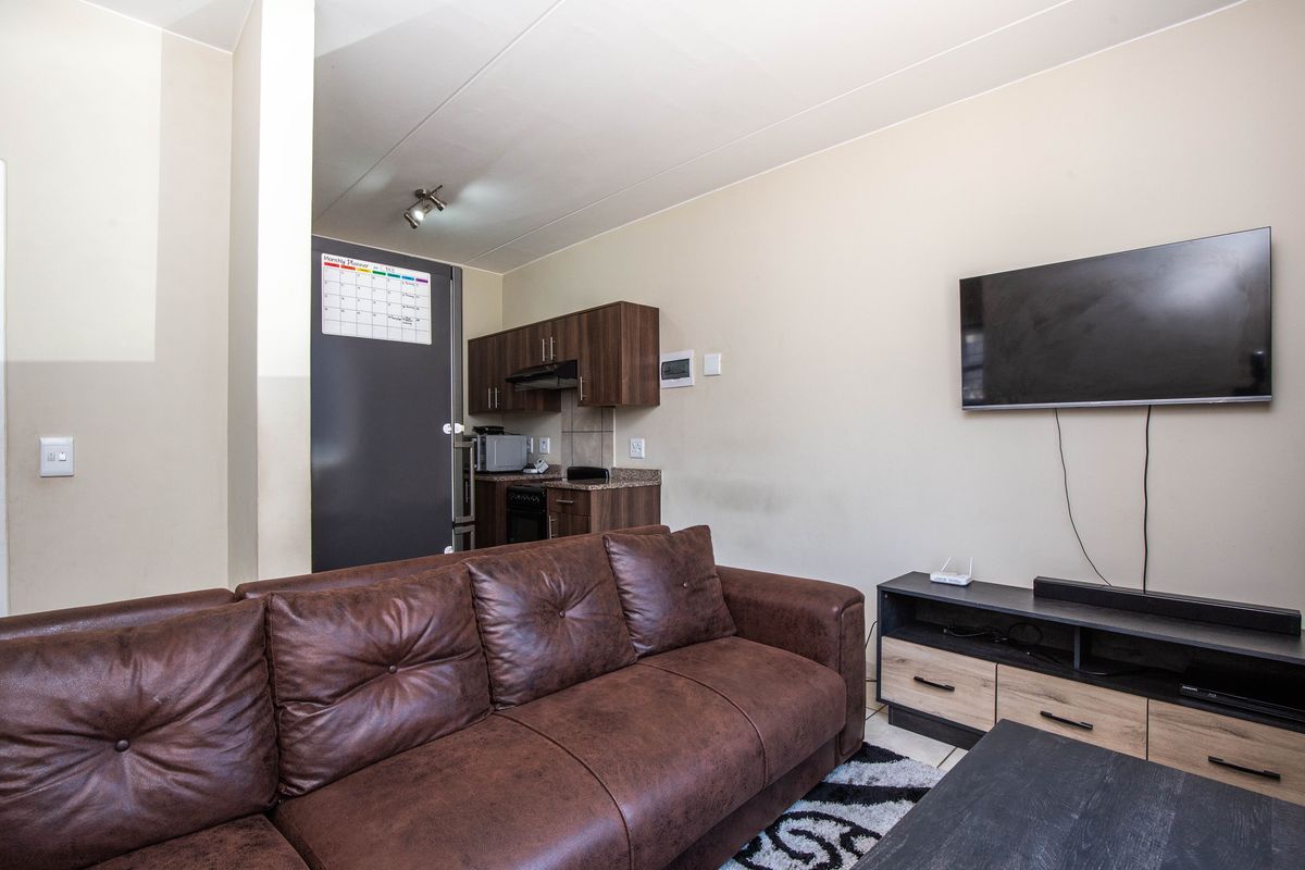 Comfort Living At It's Best - Photo 4