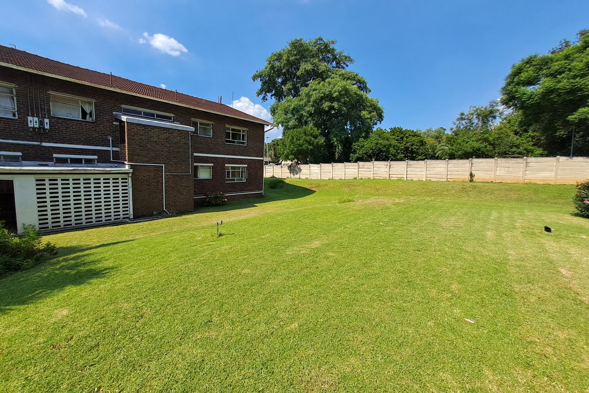 Elegant Ground-Floor Apartment in Windsor East — Bordering Robin Hills with Gardens & Secure Parking - Photo 2