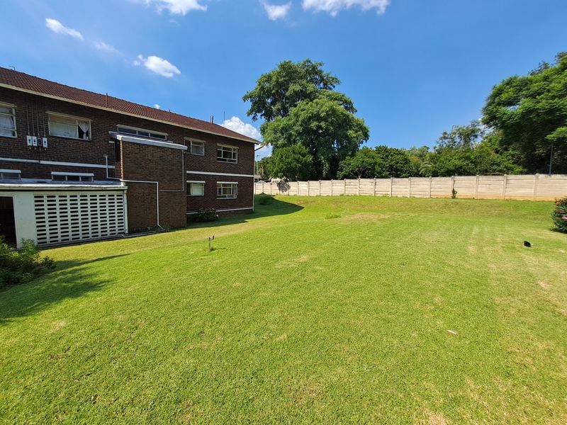 Elegant Ground-Floor Apartment in Windsor East — Bordering Robin Hills with Gardens & Secure Parking - Photo 2