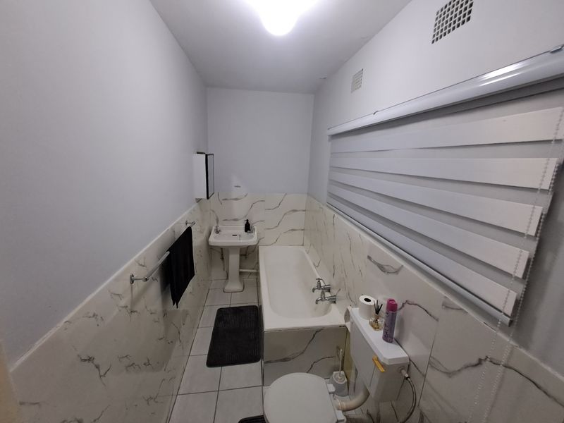 Elegant Ground-Floor Apartment in Windsor East — Bordering Robin Hills with Gardens & Secure Parking - Photo 9