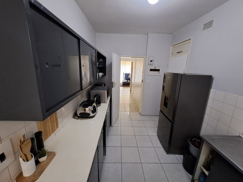 Elegant Ground-Floor Apartment in Windsor East — Bordering Robin Hills with Gardens & Secure Parking - Photo 6