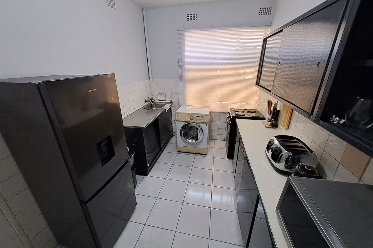 Elegant Ground-Floor Apartment in Windsor East — Bordering Robin Hills with Gardens & Secure Parking - Photo 5