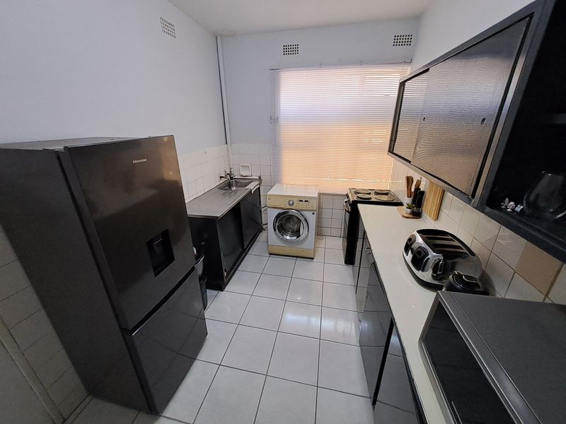 Elegant Ground-Floor Apartment in Windsor East — Bordering Robin Hills with Gardens & Secure Parking - Photo 5