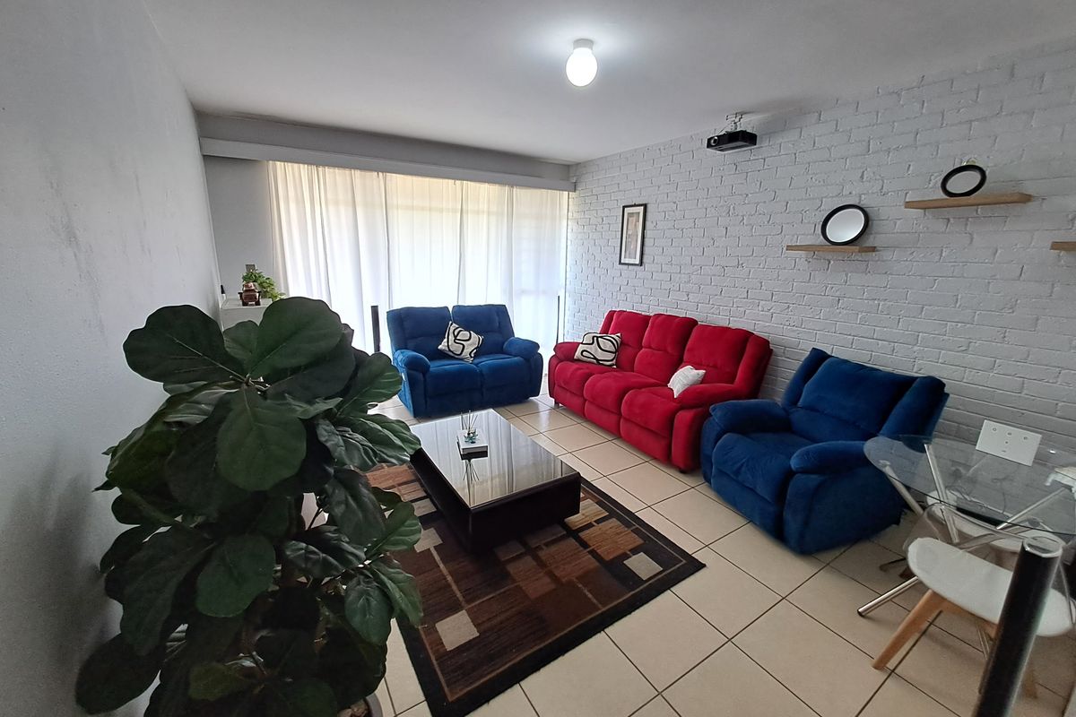 Elegant Ground-Floor Apartment in Windsor East — Bordering Robin Hills with Gardens & Secure Parking - Photo 4
