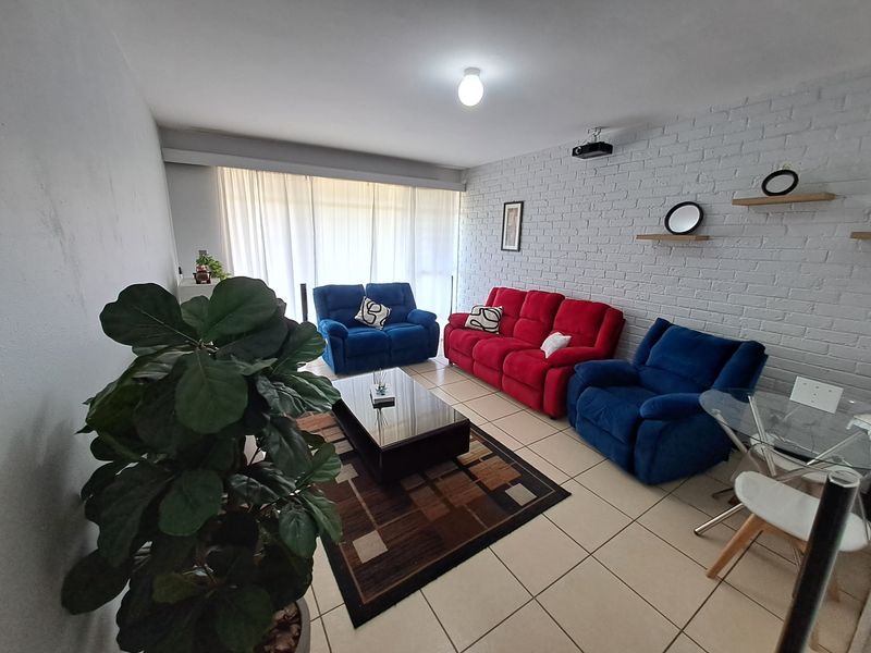 Elegant Ground-Floor Apartment in Windsor East — Bordering Robin Hills with Gardens & Secure Parking - Photo 4